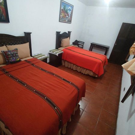 Francisco'S Rest House Hotel Antigua Zimmer foto